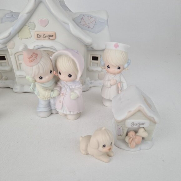 Precious Moments SUGAR TOWN DOCTORS OFFICE 7 PIECE 529281 Christmas Village - Picture 4 of 8